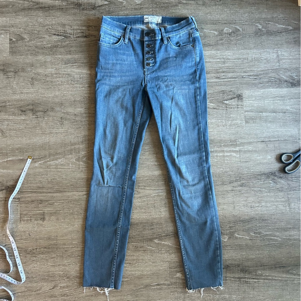 Free People Jeans in Faded Blue with button up fly and frayed hem size 26